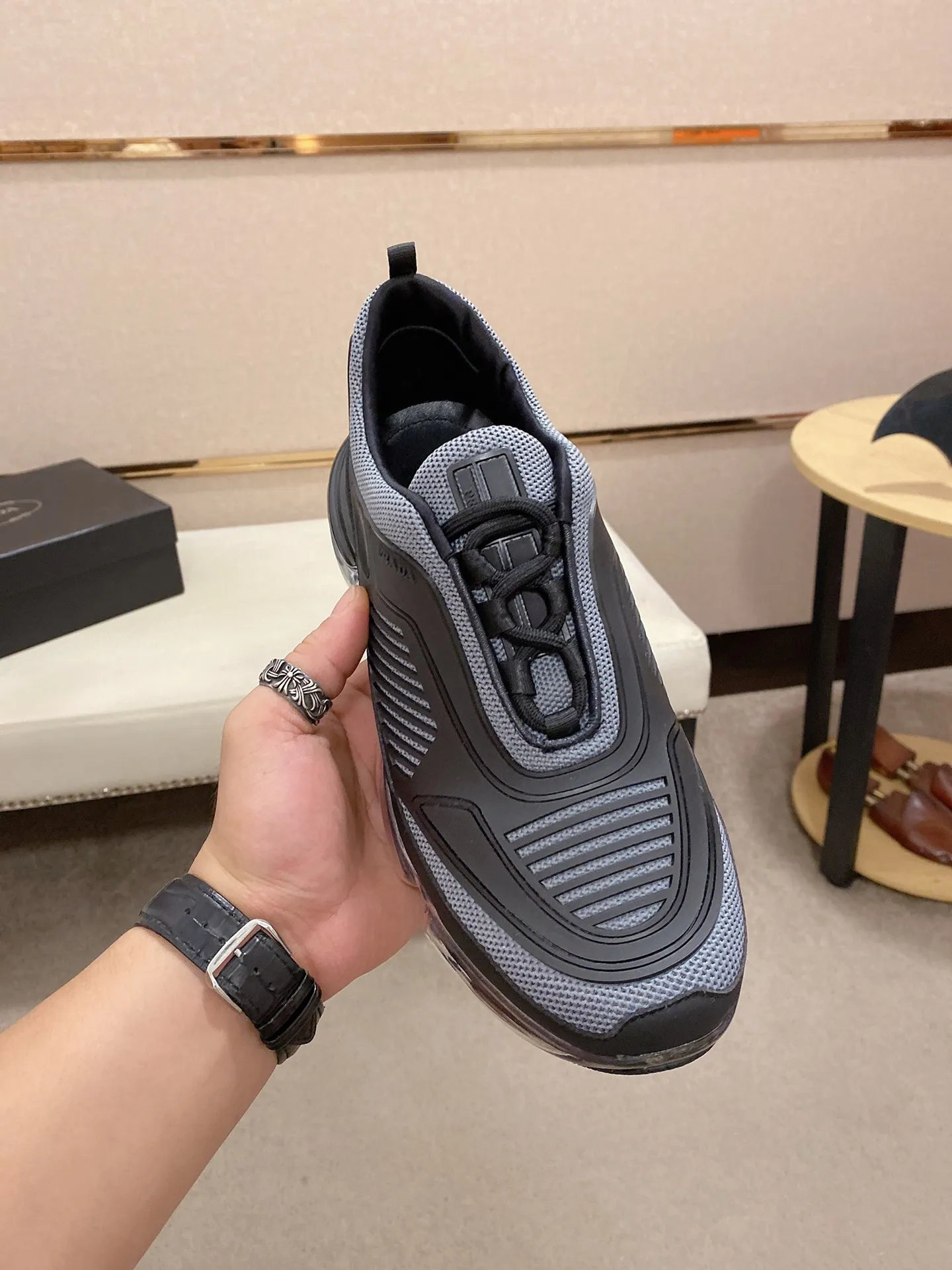 Factory price: 640💰 ✔️✔️✔️High-quality new PRADA counters are launched simultaneously. The new men's shoes and 😘fabric are made of high-tech glue-spraying technology. Lining: Full cowhide lining. 👍🏿 High-end ☄️ air-cushion molded anti-slip rubber outsole, exquisite lines, simple and elegant, comfortable and high-end for leisure travel. Code number: 38 to 45